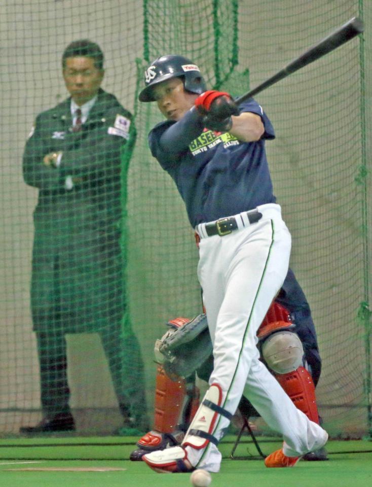 　小久保監督（左）が視察する中、居残りの打撃練習をする山田