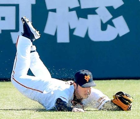 　紅白戦で好守備を見せる岡本