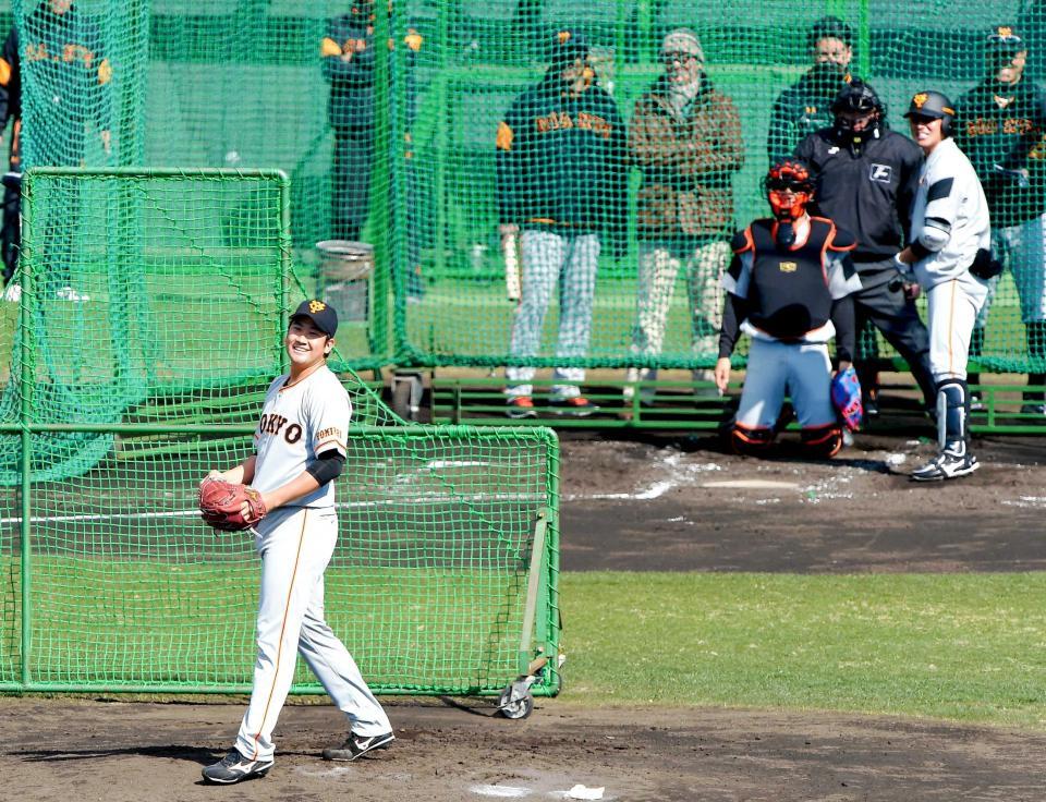 　高橋監督、長嶋終身名誉監督が見守る中、打撃投手を務めた菅野。打者・長野（撮影・堀内翔）