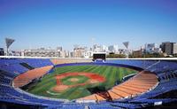 内野エリアの一部の座席カラーを“横浜ブルー”に変更する横浜スタジアム