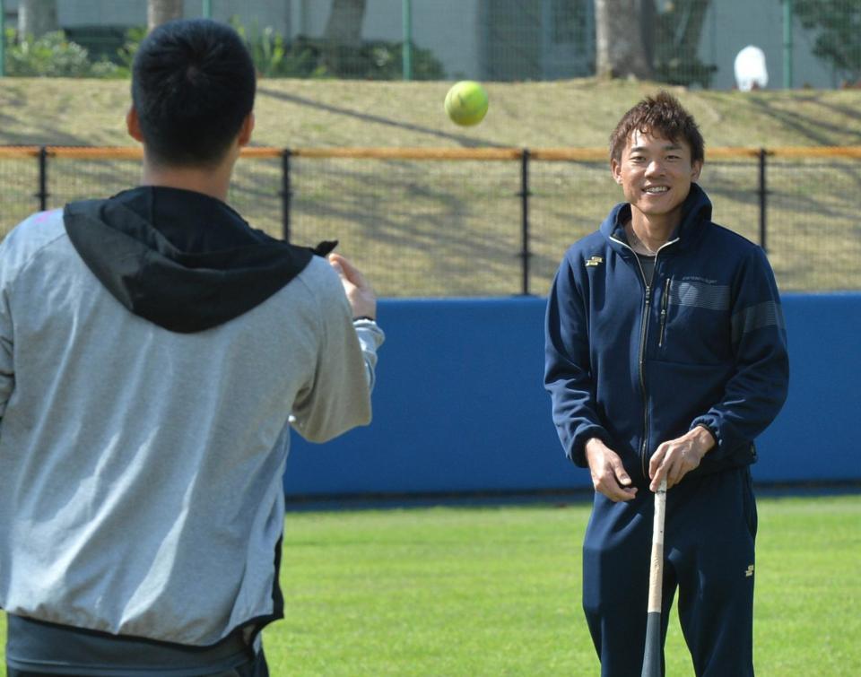 　子どもたちと球場を訪れ、ボール遊びする吉見（手前）と大島