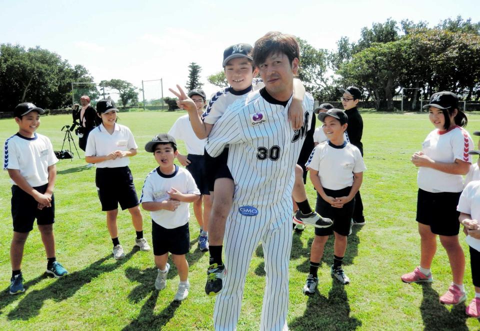 　別れを惜しむ子供たちと大嶺祐