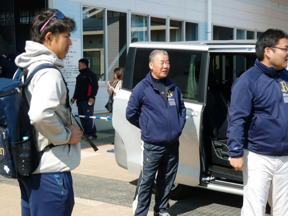 若月（左）ら休日返上組を指導した福本臨時コーチ