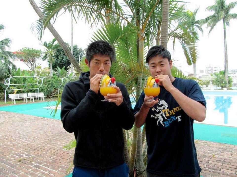 　トロピカルジュースを飲む菊沢（左）と中尾