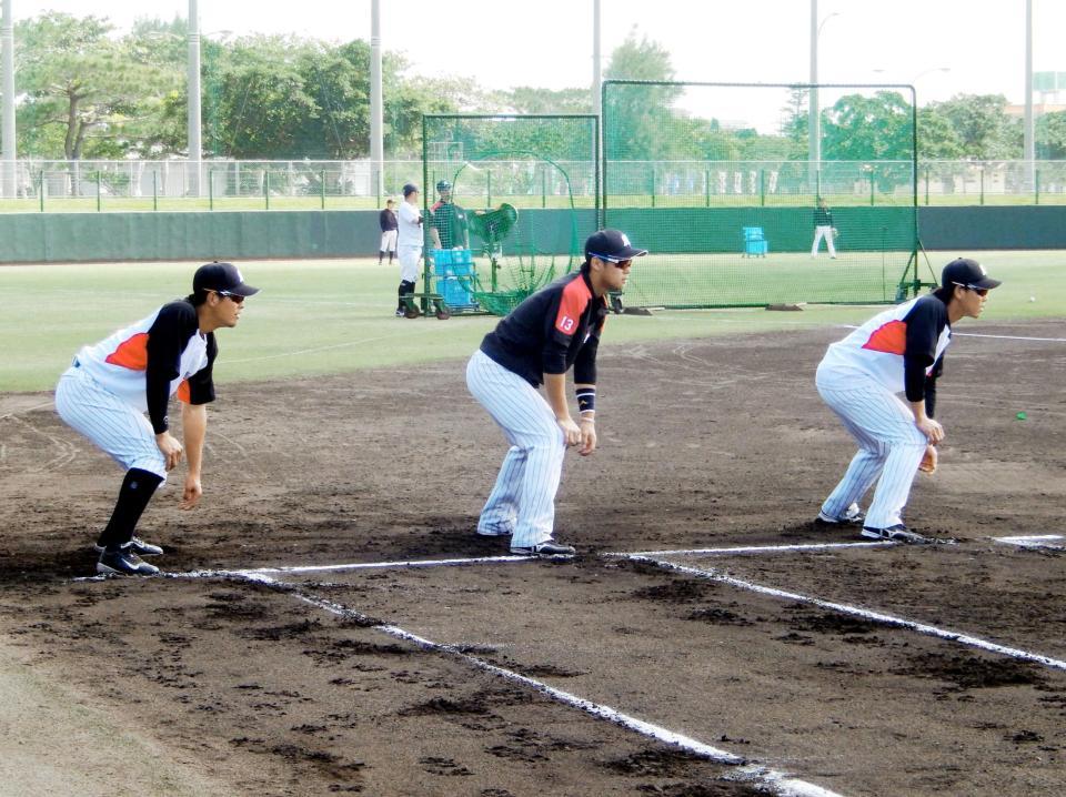 　走塁練習で汗を流す（左から）中村、平沢、三木