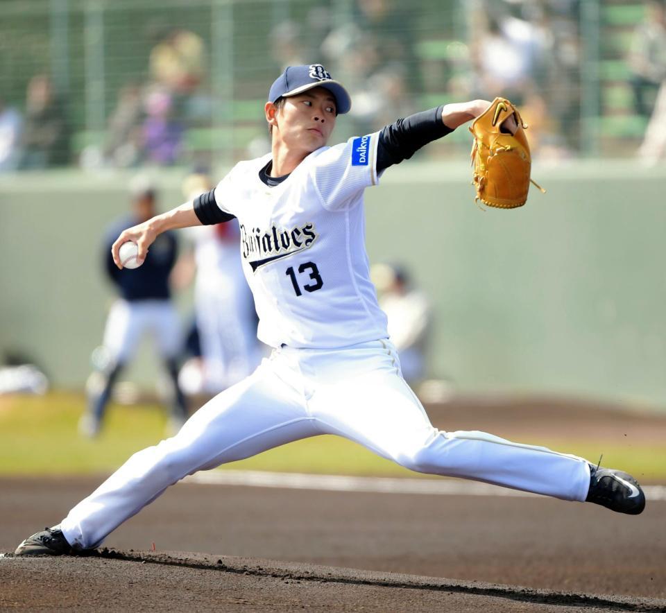 広島戦で力投するオリックスのドラフト１位・山岡泰輔＝宮崎・清武（撮影・吉澤敬太）