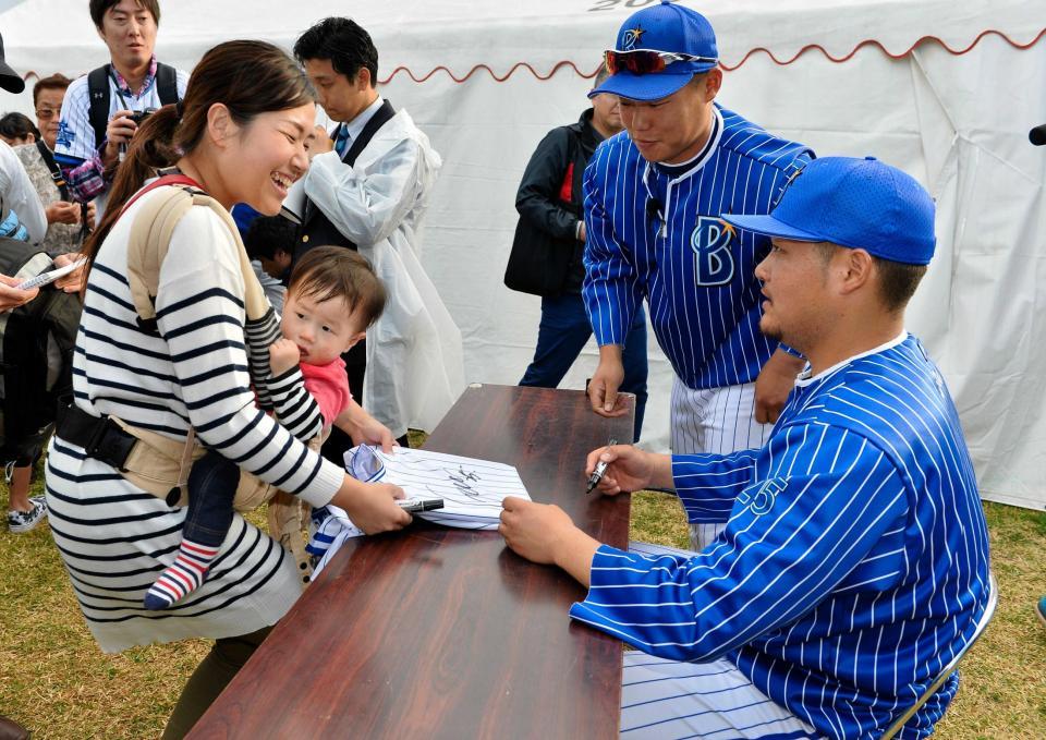 　サイン会でファンに激励される筒香（右）＝撮影・園田高夫