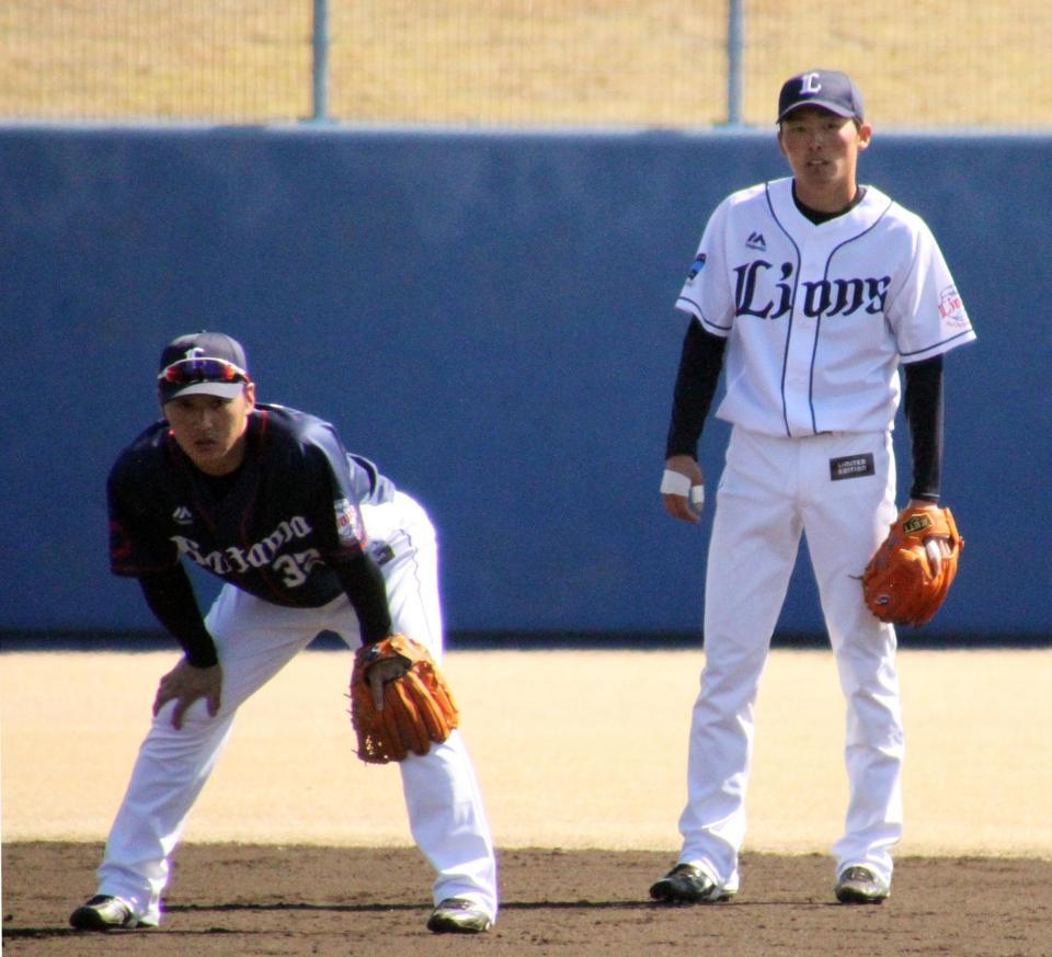 　遊撃のスタメンを激しく争う西武・永江（左）と源田