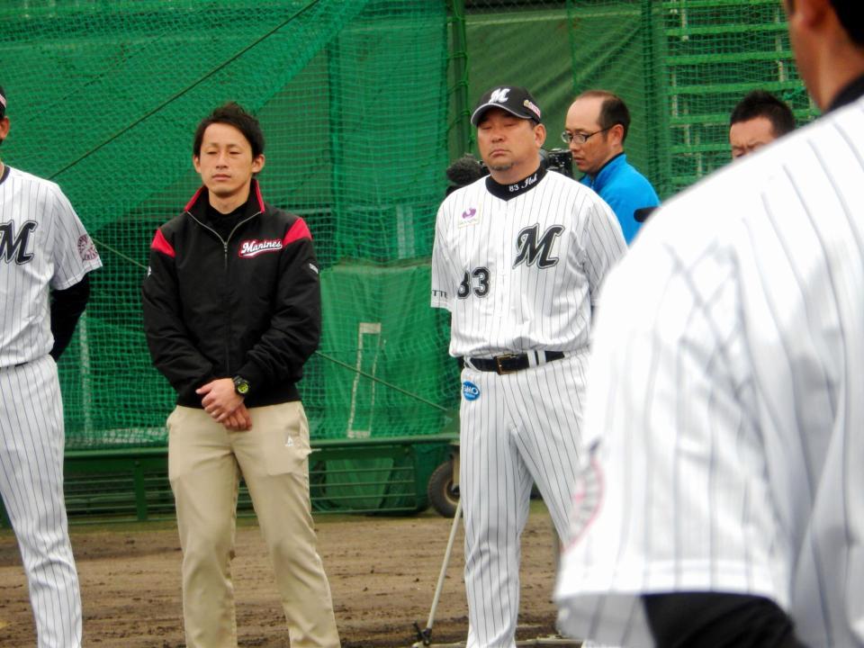 恒例の手締めに臨む伊東監督