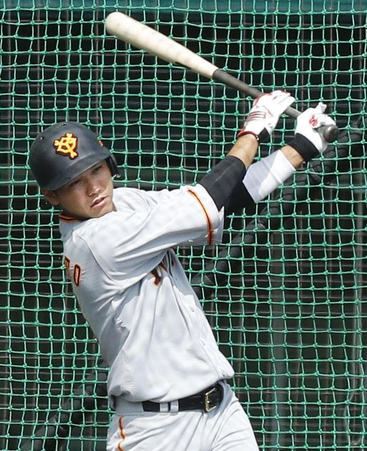 　打撃練習する巨人・坂本勇＝那覇