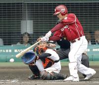 　巨人との練習試合で、右前に適時打を放つ楽天・松井稼＝那覇