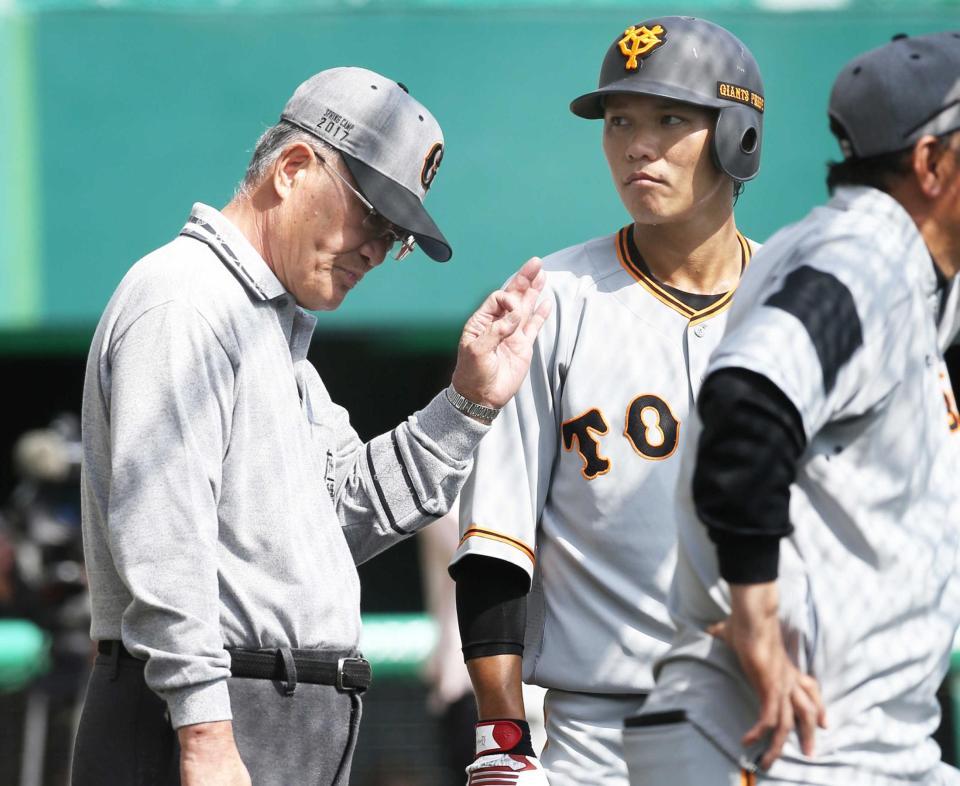 　打撃練習で張本氏（左）のアドバイスを受ける坂本勇