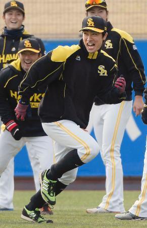 　笑顔でウオーミングアップするソフトバンク・和田。開幕投手に指名された＝宮崎