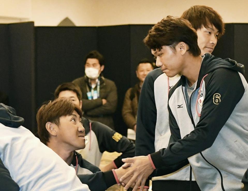 内川（左）と握手を交わす坂本