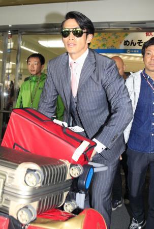 　１軍に合流するため、沖縄入りした巨人・陽岱鋼＝２４日、那覇空港