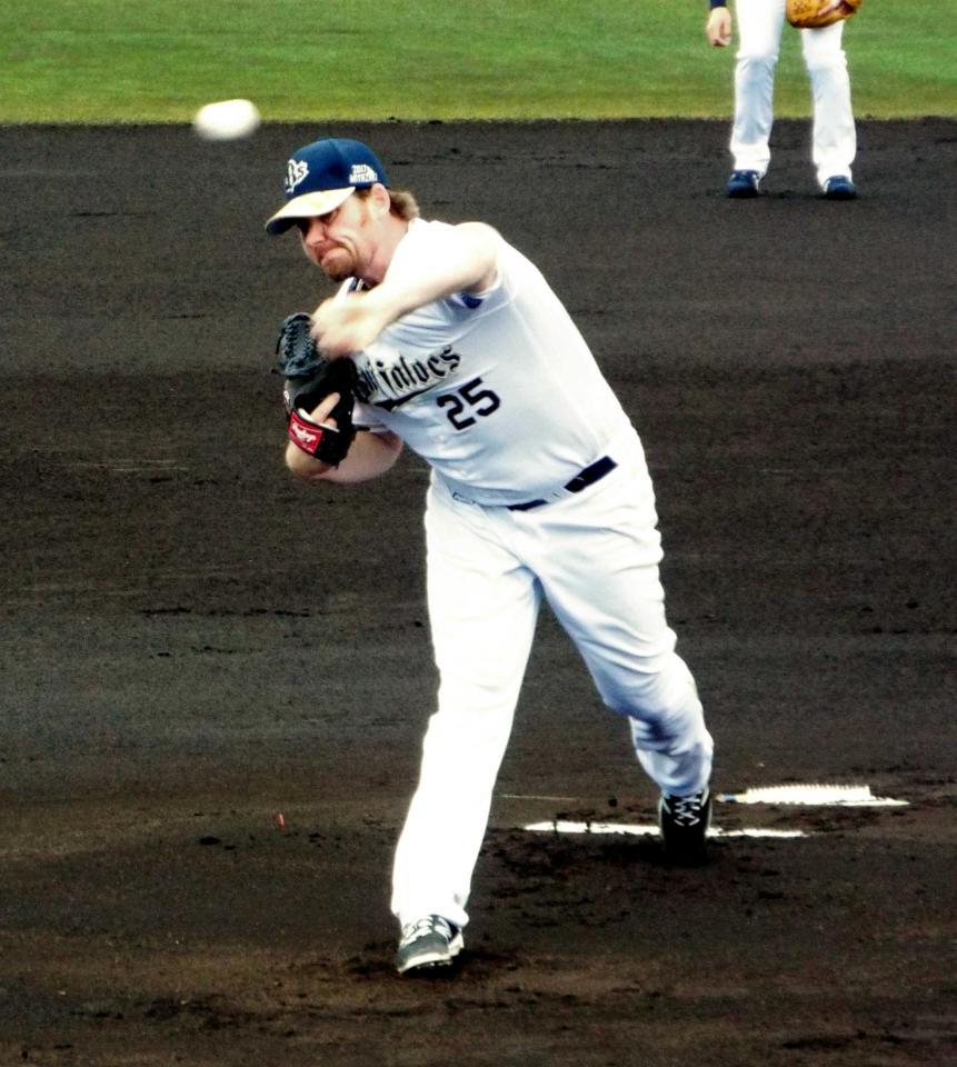 　半袖で熱投する新外国人のコーク