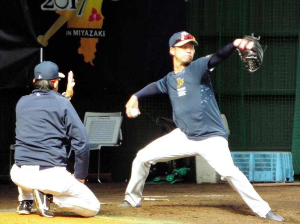 星野投手コーチの指導を受けフォームを修正する塚原