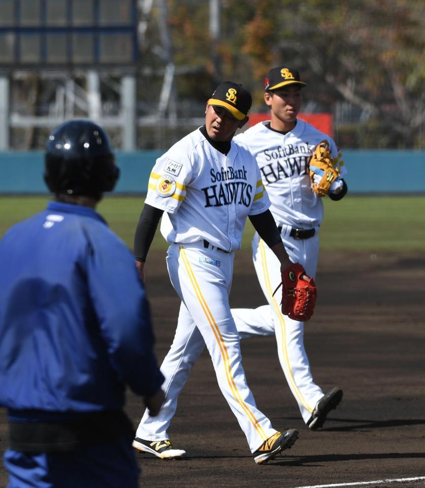 　首をひねりながらベンチに戻る松坂