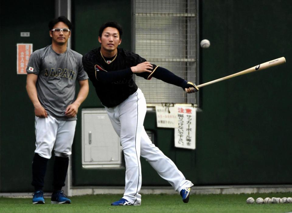 　田中（左）とノックバットで的を狙う鈴木