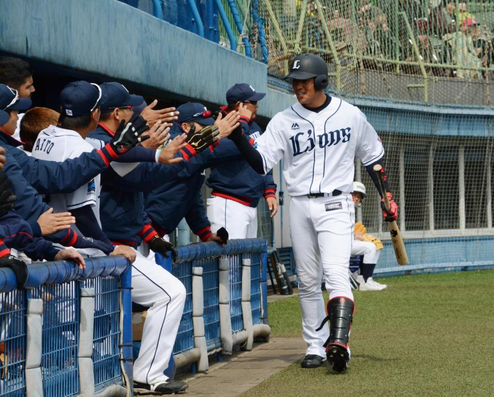 　先頭打者本塁打を放ち、祝福される西武・木村文