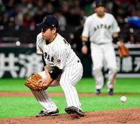 ４回、林威廷の打球をはじく牧田（撮影・棚橋慶太）