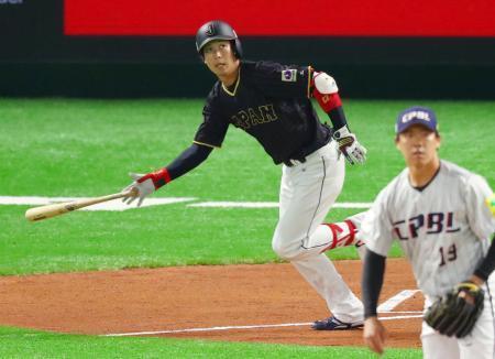 　１回、山田が左越えに先頭打者本塁打を放つ＝ヤフオクドーム