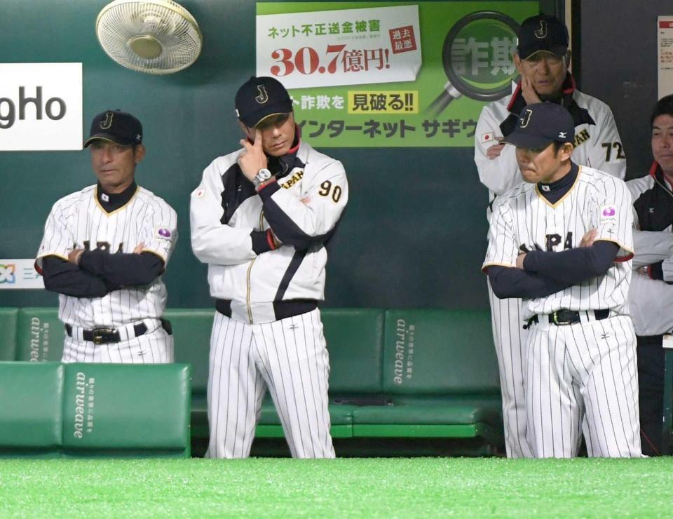 　大量失点にベンチで渋い表情の小久保監督（左から２人目）