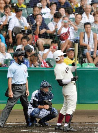 　観客の注目が集まる中、打席に立つ早実・清宮＝２０１５年８月１７日