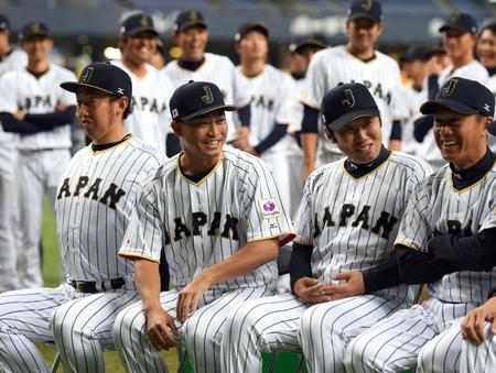 日本代表に合流した青木宣親（左から２人目）は記念写真の椅子に座り笑顔を見せる＝京セラドーム（撮影・山口登）