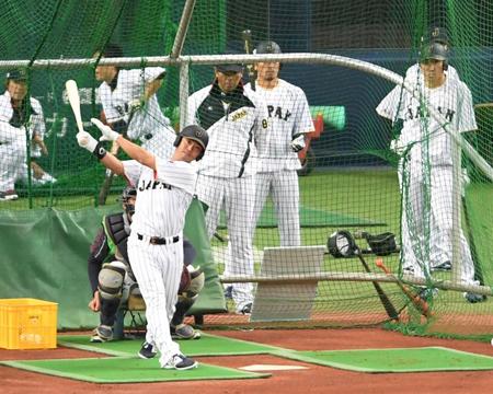 　打撃練習で快音を響かす青木