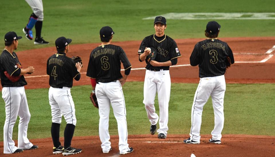 　１回、阪神打線にいきなり連打を浴びたソフトバンク・武田翔太（右から２人目）