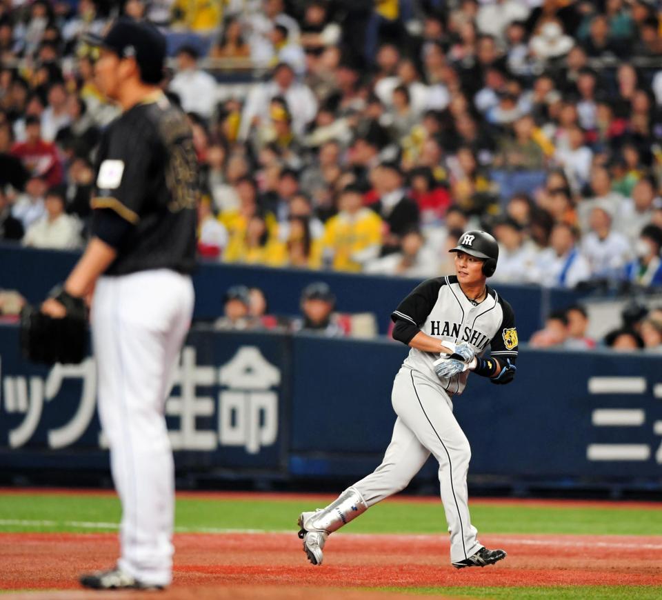 ５回阪神無死、オリックス・平野佳寿（左）から左前安打で出塁する阪神・北條史也＝京セラドーム（撮影・高部洋祐）