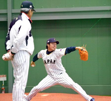 　権藤コーチ（手前）が見る中、投げ込む則本