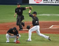 １回、藤浪（右）はバント処理で一塁へ悪送球、先制点を許す＝京セラドーム