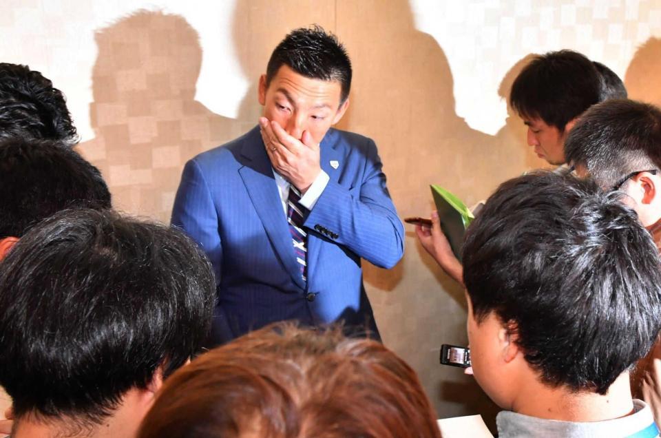 　日本代表を辞退することが決まり、記者の質問に答える嶋