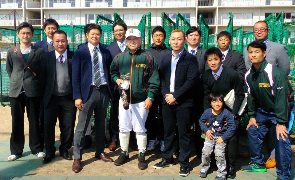 　永田監督を囲み、記念写真に納まる報徳ＯＢら