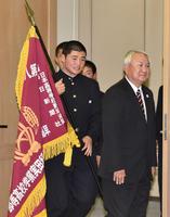 選抜を前に都知事を表敬訪問する早実・清宮ら＝都庁