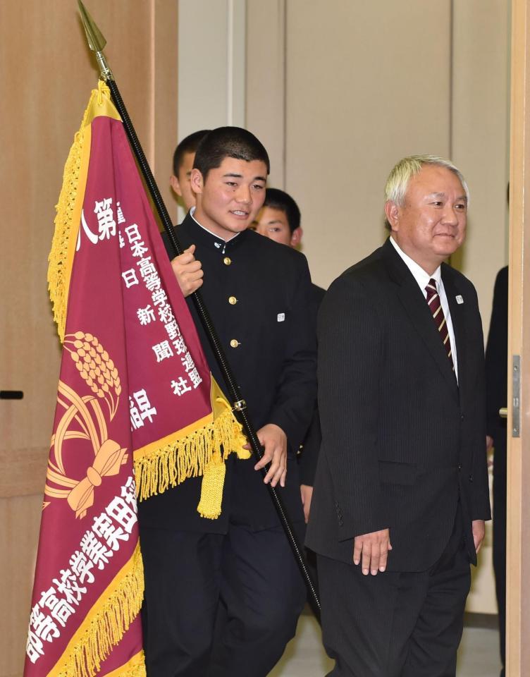 選抜を前に都知事を表敬訪問する早実・清宮ら＝都庁