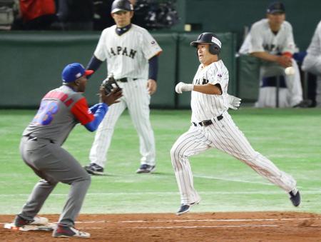 　２回日本２死満塁、青木は投ゴロに倒れる＝東京ドーム