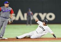 　５回日本１死一塁、打者坂本のとき中田が二盗＝東京ドーム