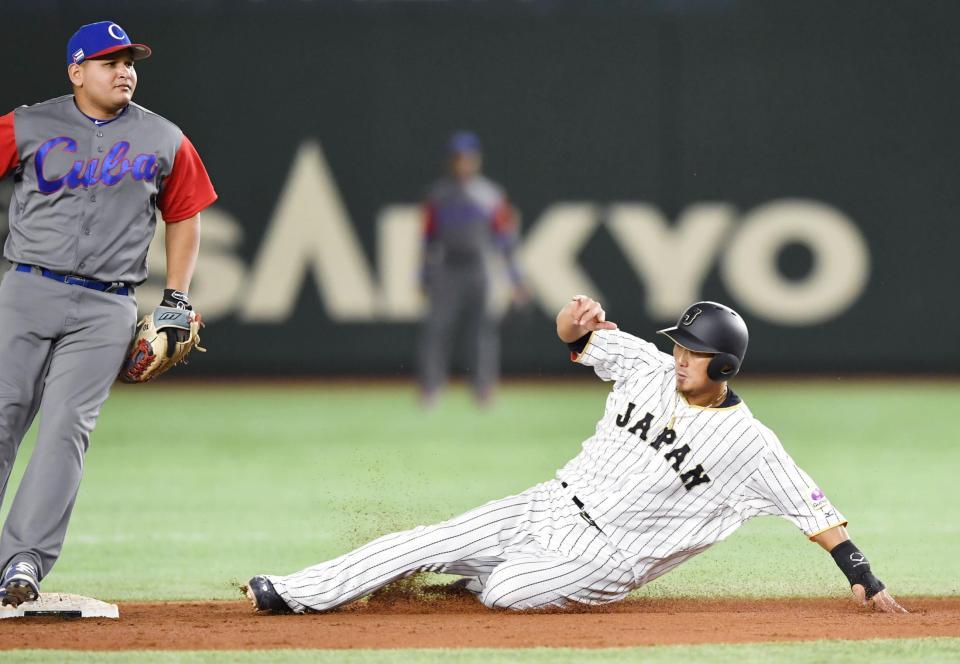 　５回日本１死一塁、打者坂本のとき中田が二盗＝東京ドーム