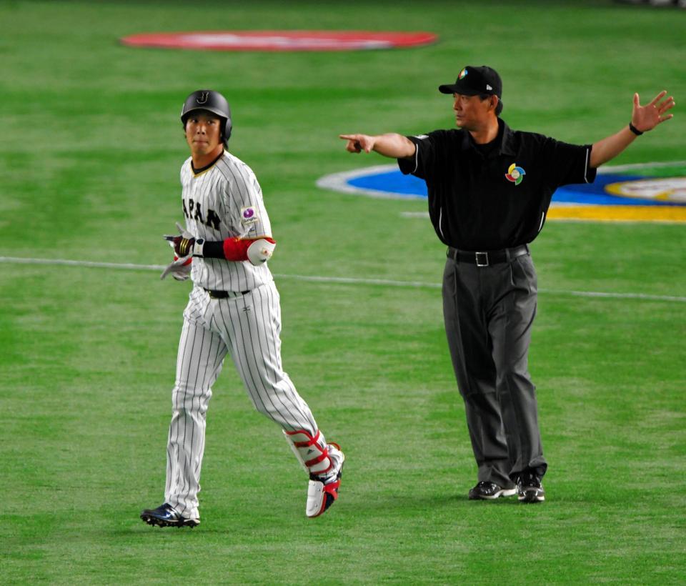 ４回、塁審に二塁へ戻されるヤクルト・山田哲人（左）＝東京ドーム（撮影・出月俊成）