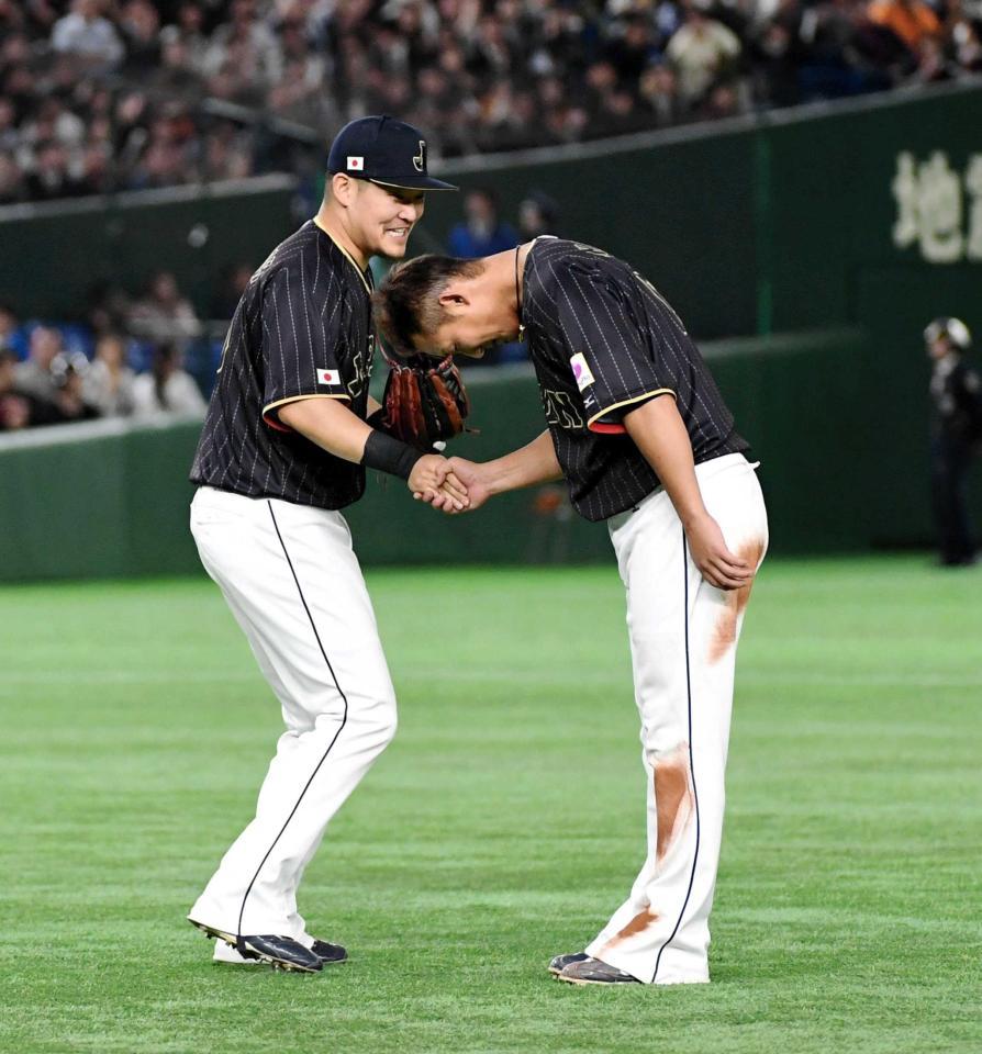 　８回に２ランを放った筒香（左）に深くおじぎをする中田（撮影・棚橋慶太）