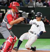 １回、山田の犠飛で生還する田中＝東京ドーム（撮影・堀内翔）