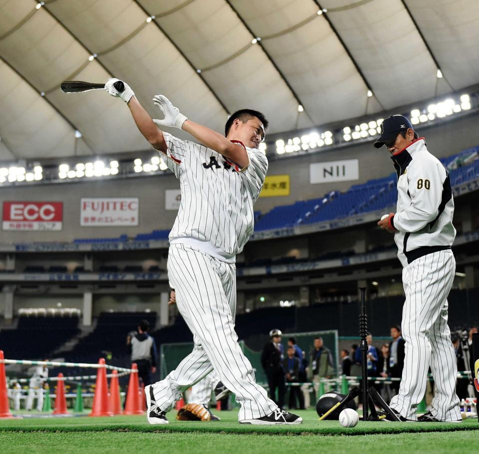 ティー打撃でバットを振り込む青木＝撮影・棚橋慶太　