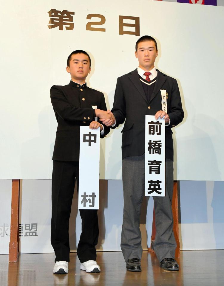 握手を交わす（左から）中村・山本泰生主将、前橋育英・飯島大夢主将＝オーバルホール（撮影・北村雅宏）