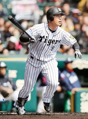 　１回、右越えに先頭打者本塁打を放つ阪神・高山＝甲子園