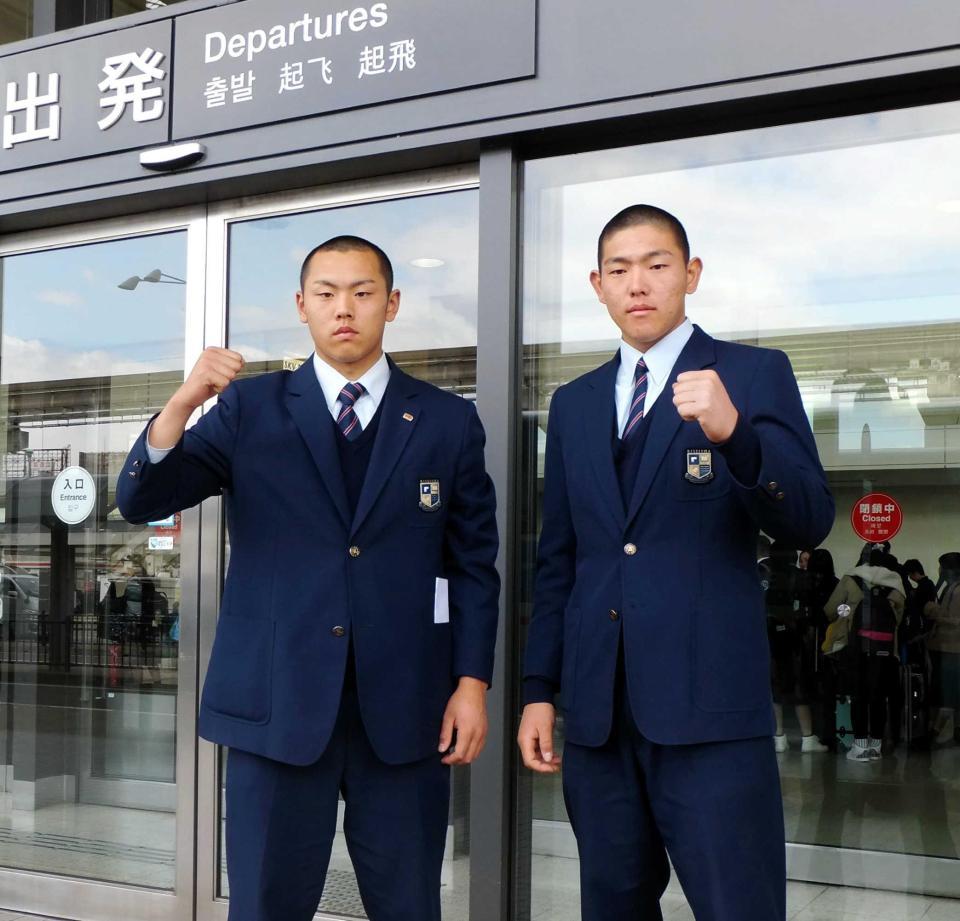 　沖縄遠征に出発した履正社・若林（左）と安田