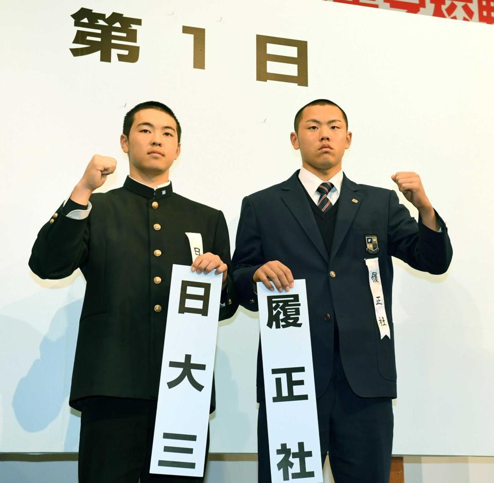 　履正社・若林（右）とガッツポーズをする日大三・桜井（撮影・田中太一）