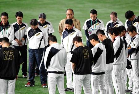 　練習前に黙とうをささげる小久保監督（中央）らナイン（撮影・園田高夫）